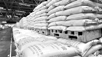 春耕時(shí)節(jié)訪磷肥 破解“用的喊貴、賣(mài)的喊虧”市場(chǎng)困局